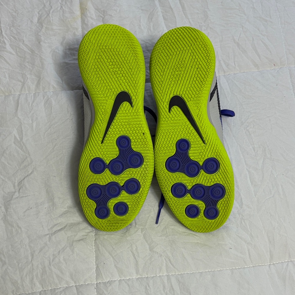 Nike Indoor Soccer Shoes - Picture 4 of 5